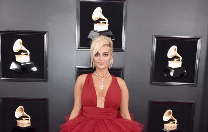 Bebe Rexha - šaty Monsoori, šperky David Morris