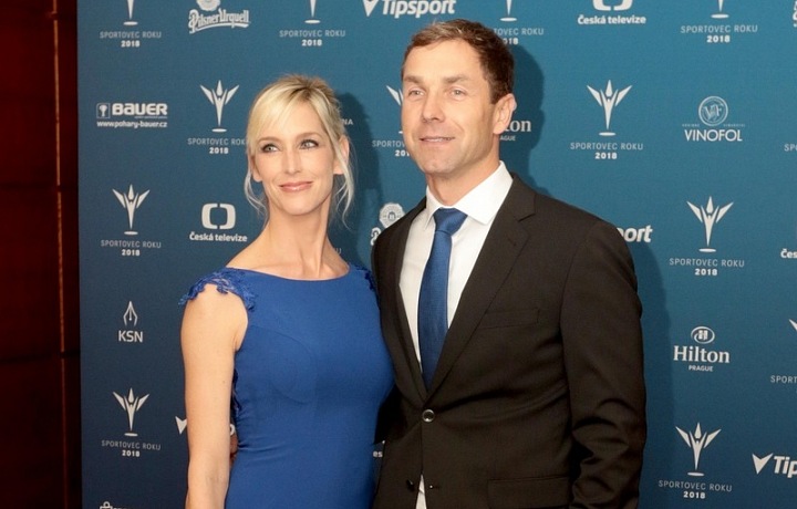 Partnerka je z oboru - letuška. 