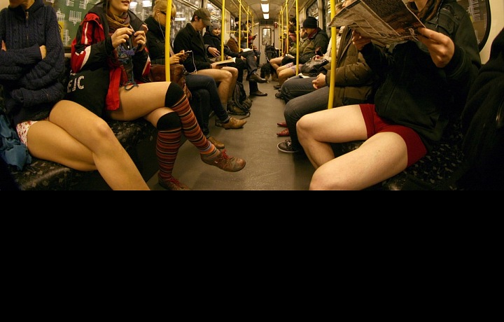 Němci si na jízdě metrem bez kalhot ujíždějí. 