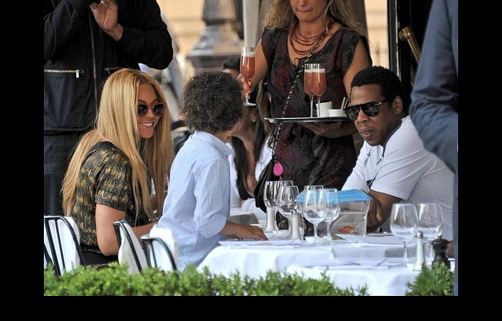 Beyoncé se svojí rodinou na oběde v L'Avenue.