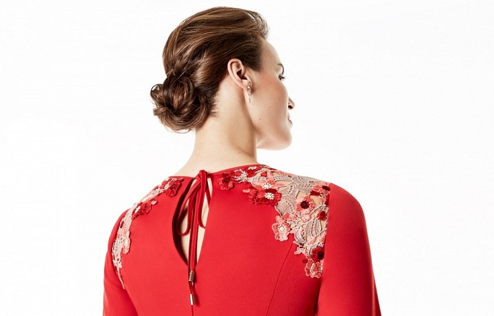 Krásný květinový vzor spojený s červenou barvou.