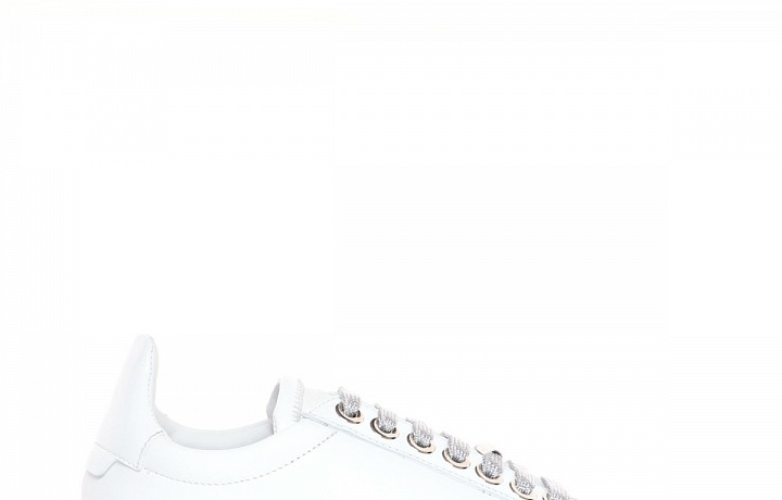 Model z bílé telecí kůže