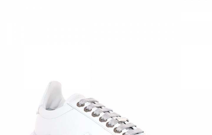 Model z bílé telecí kůže