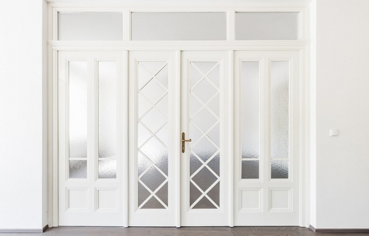 Bílé dveře ve vile v Šáreckém údolí