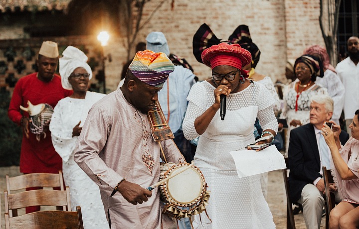  Alaga je nigerijská představitelka svatebního obřadu 