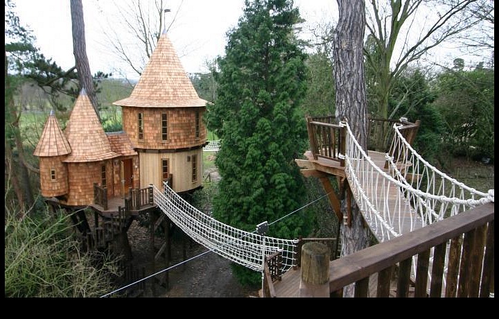 Dům na stromě pro děti a rodiče