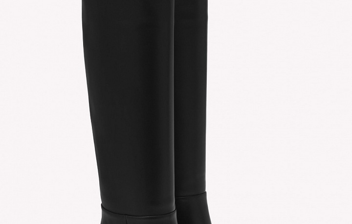 Černé kozačky od Gianvito Rossi s vysokým podpatkem dodají vašemu outfitu šmrnc.