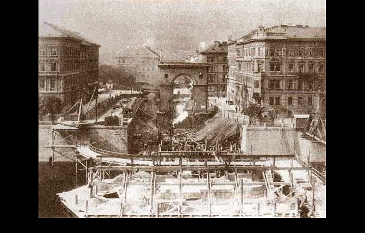 Bourání řetězového mostu - Most Legií