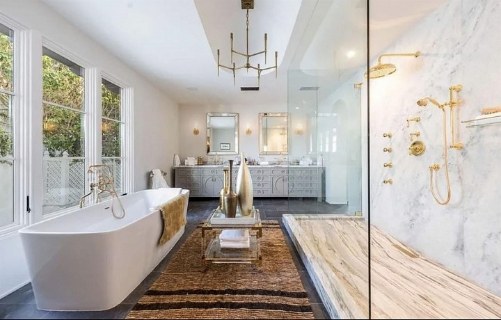 V koupelně nechybí zlaté prvky