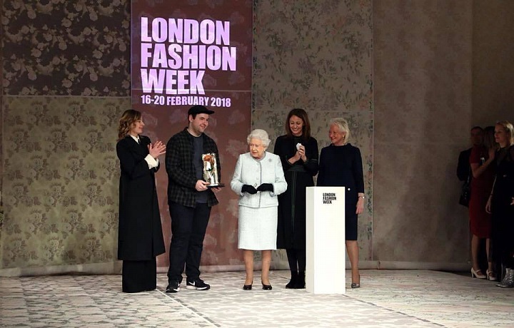 Královna Alžběta II. a Richard Quinn