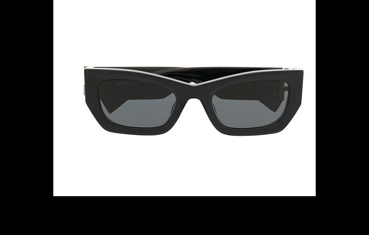 Tmavé sluneční brýle.