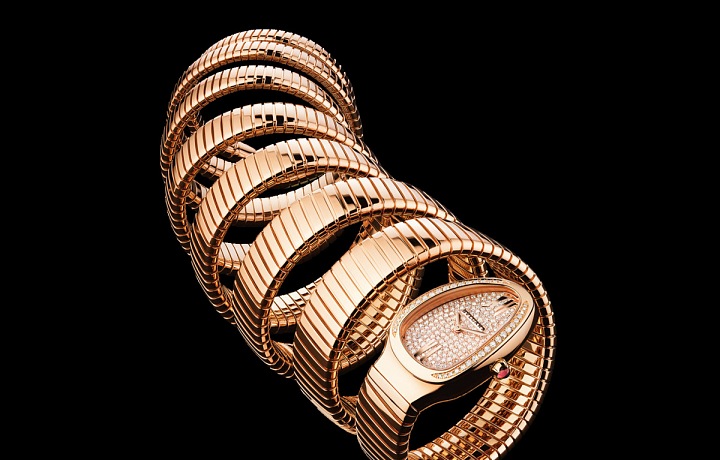 Dlouhý točitý náramek u hodinek Bulgari