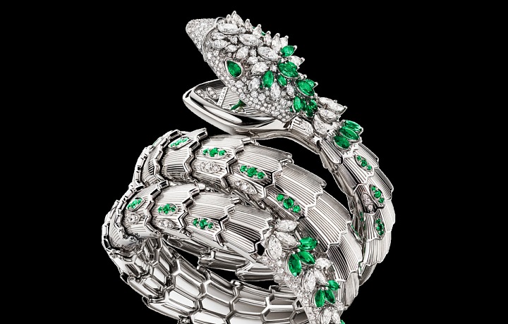 Bílo-zelená varianta náramkových hodinek