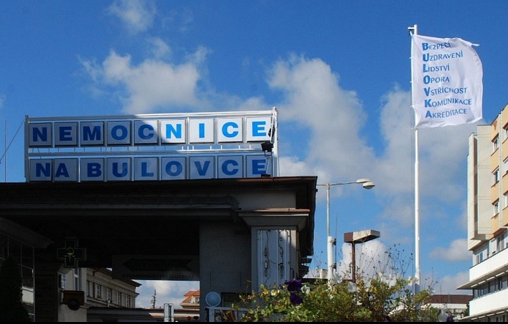 V Nemocnici na Bulovce momentálně leží jeden nakažený ve velmi těžkém stavu.
