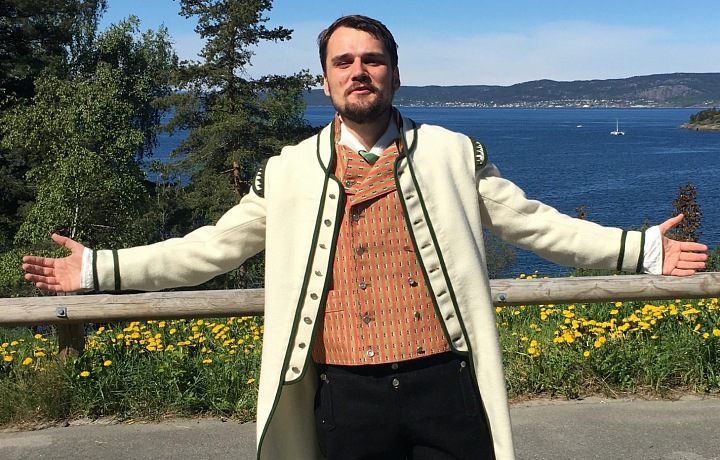 Ženich nosí ručně vyrobený vlněný oblek známý jako bunad