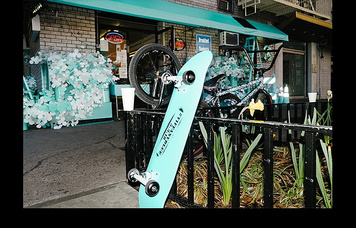 Tiffany nabarvil New York do modra!