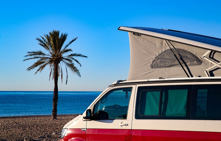 Kempování v karavanu u moře