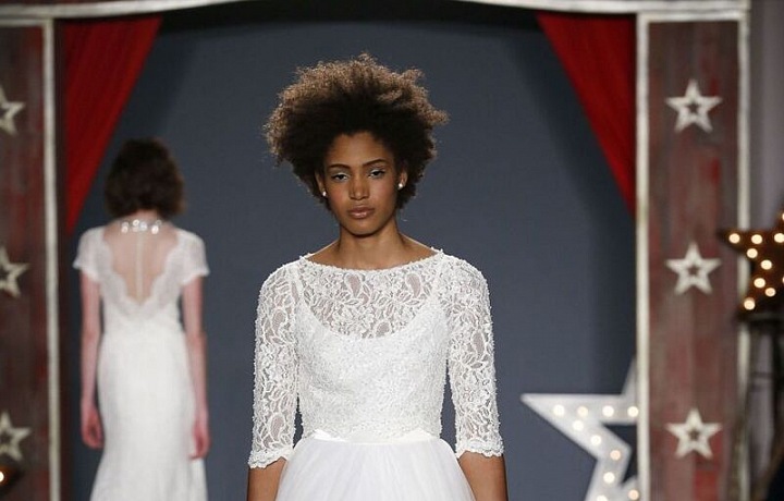 Šaty poseté kamínky.