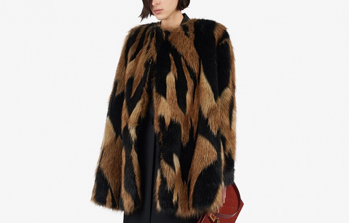 Hravé barvičky od Givenchy, které doplní každý outfit.