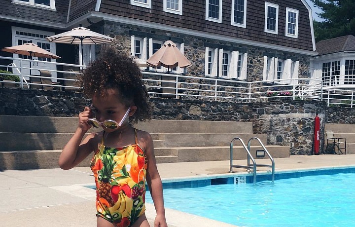 Malá a kudrnatá pětiletá newyorčanka