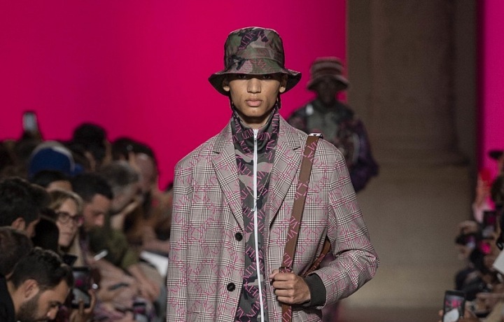 Must have kouskem jsou ohrnuté džíny