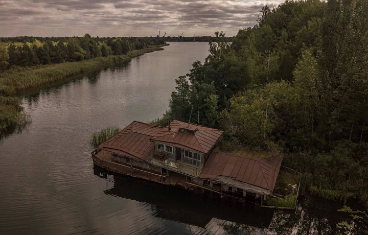 V radioaktivní oblasti se pohybuje mnoho lidí, turistů. 