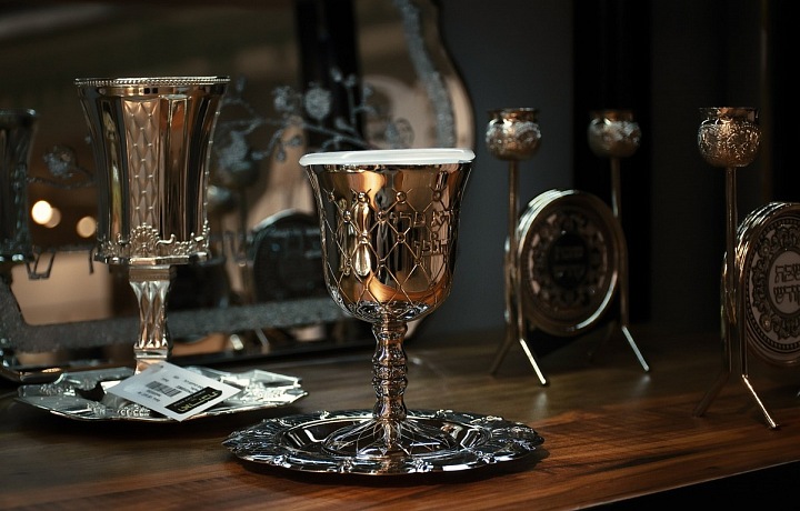 Poháry, ze kterých Židé pijí červené víno.
