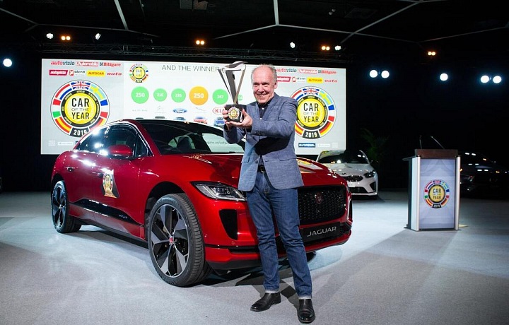 Ian Callum, ředitel designu společnosti Jaguar přebírá cenu