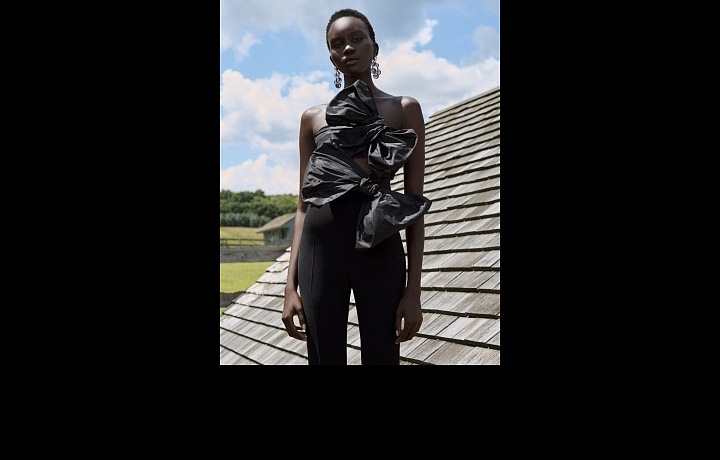 Žena v černých šatech s mašlí