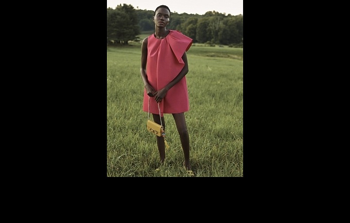 Žena v růžových šatech