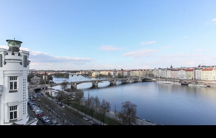 Výhled z jednoho z domů na Janáčkovo nábřeží