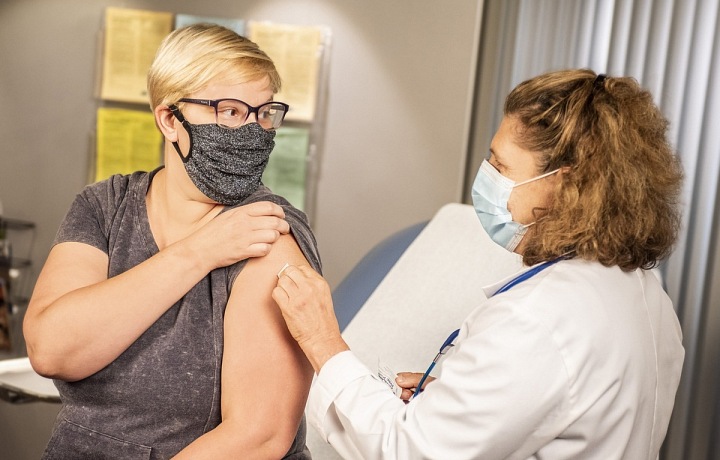 Naočkovat se bude možné u zubaře i v lékárně 