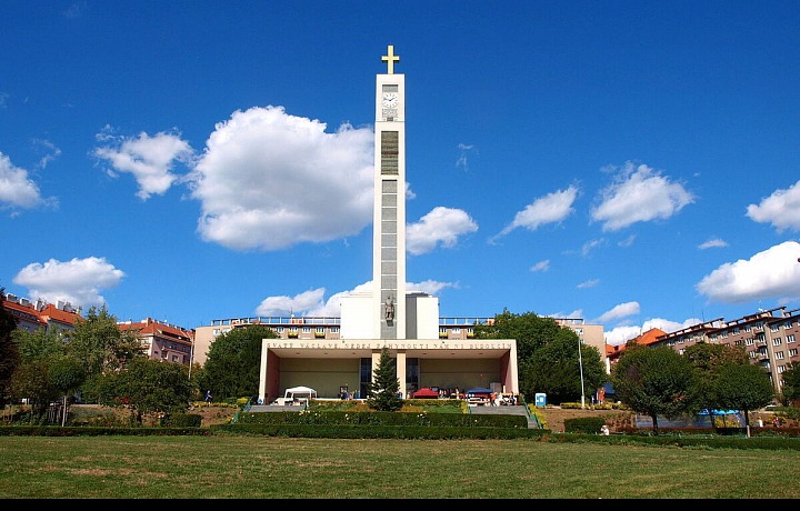 Náměstí Svatopluka Čecha s kostelem sv. Václava