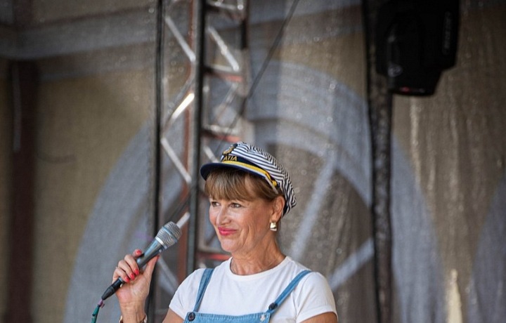 Petra Černocká ráda zpívá.