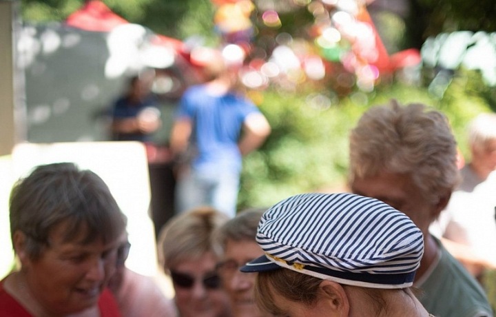 Petra Černocká se podepisuje fanynkám.