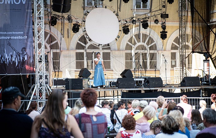 Petra Černocká ráda zpívá.