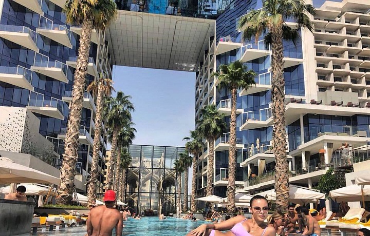 Monika ráda cestuje. 