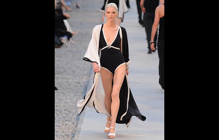 Zpátky do minulosti s plavkami Chanel.