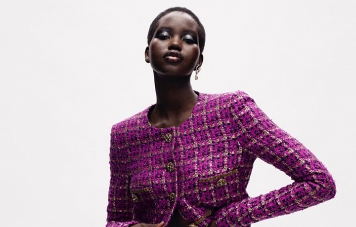 Žena v kostýmku Chanel Haute Couture Fall 2020