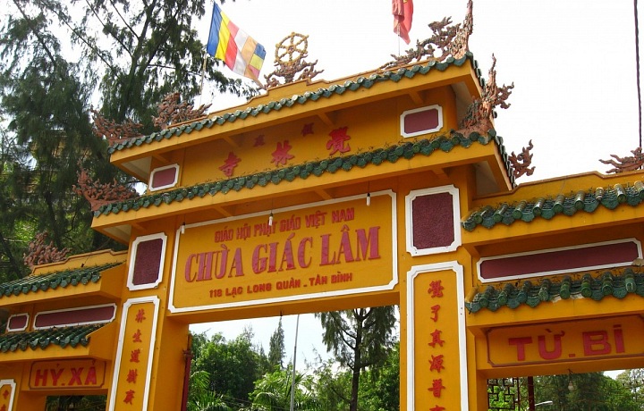 Pagoda Chua Giac Lam jeho vstup