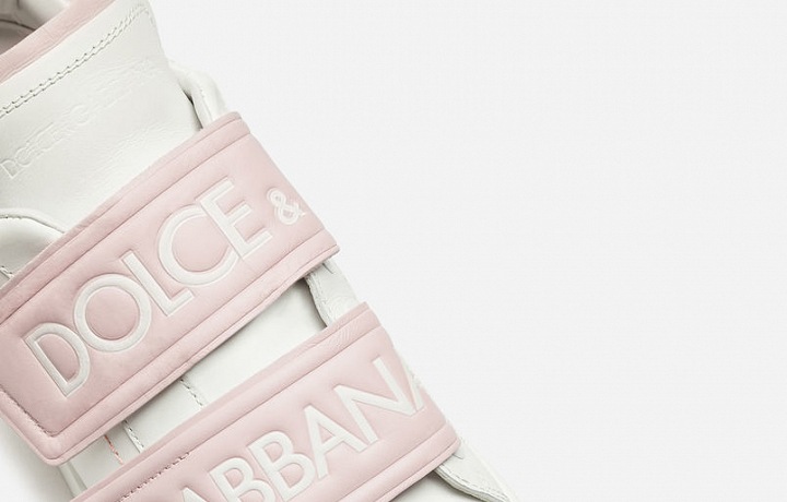 Boty s pásky a nápisem.