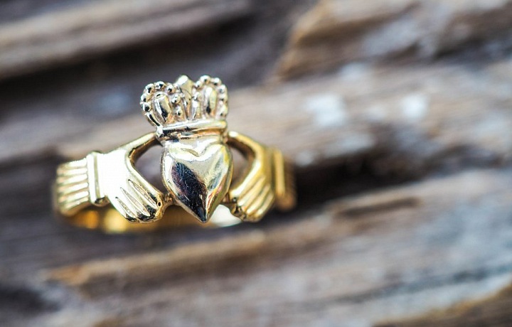 Pokud jde o irské svatební šperky, oblíbené jsou zejména prsteny Claddagh.
