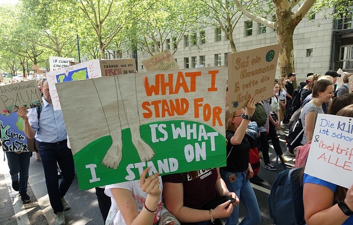 Stávka spočívala v tom, že se zavřely některé školy. Žádné srocování mozků na náměstích.