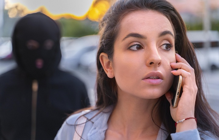 Stalking je forma psychického prenasledovania, pri ktorej sa páchateľ snaží nadobudnúť alebo udržať kontrolu nad obeťou