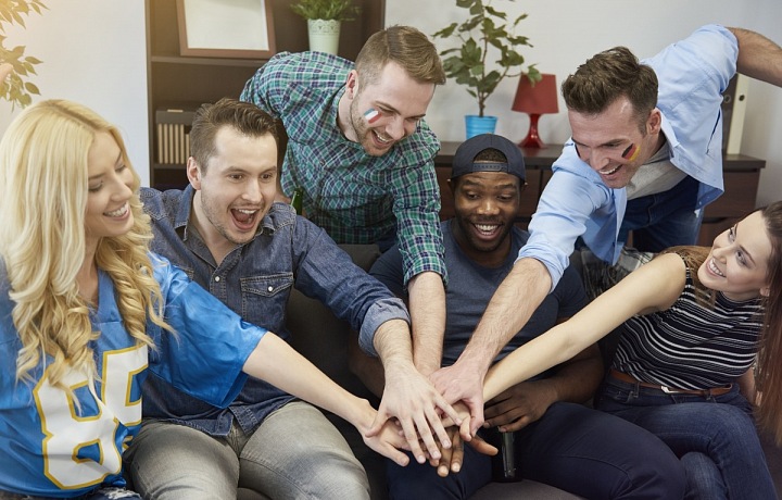 Bavící se přátelé