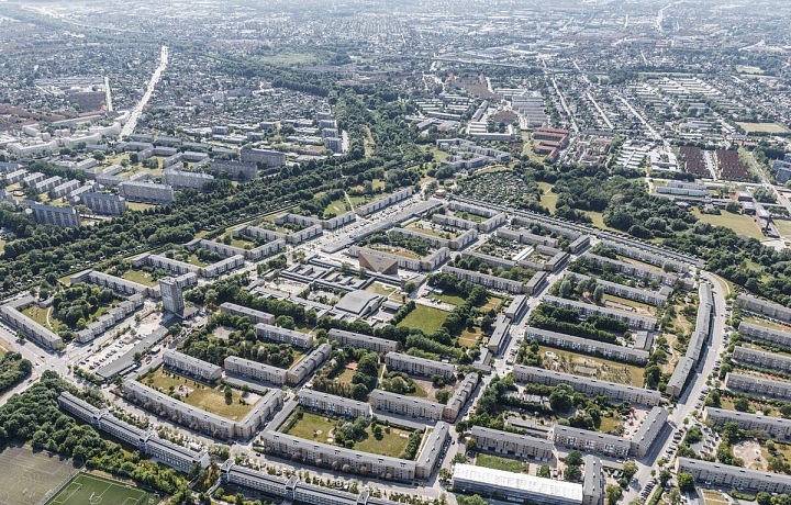 Čtvrť Tingbjerg, kde se nachází moderní stavba