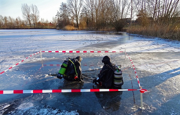 Potápění pod ledem je pro odvážné nátury!