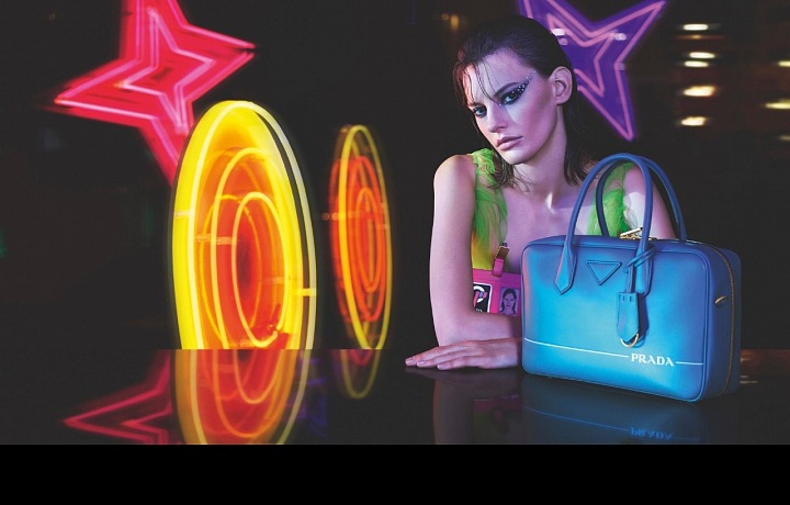 Prada a její neonový sen