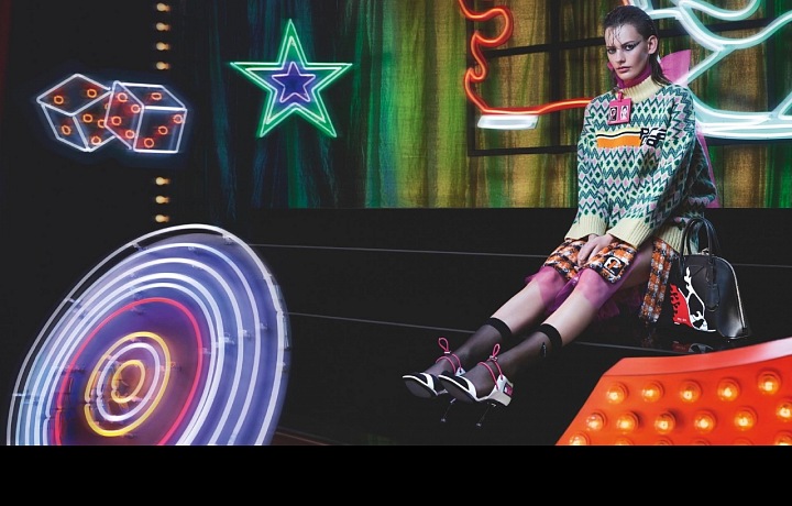 Prada a její neonový sen