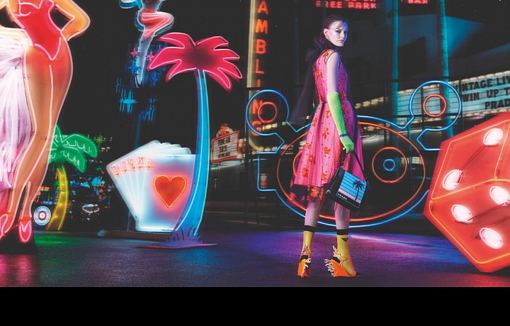 Prada a její neonový sen